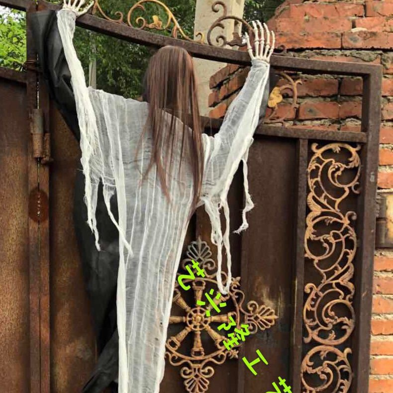 Horror sin rostro escalando puertas escalando camas escalando ventanas habitaciones embrujadas escapando props de Halloween