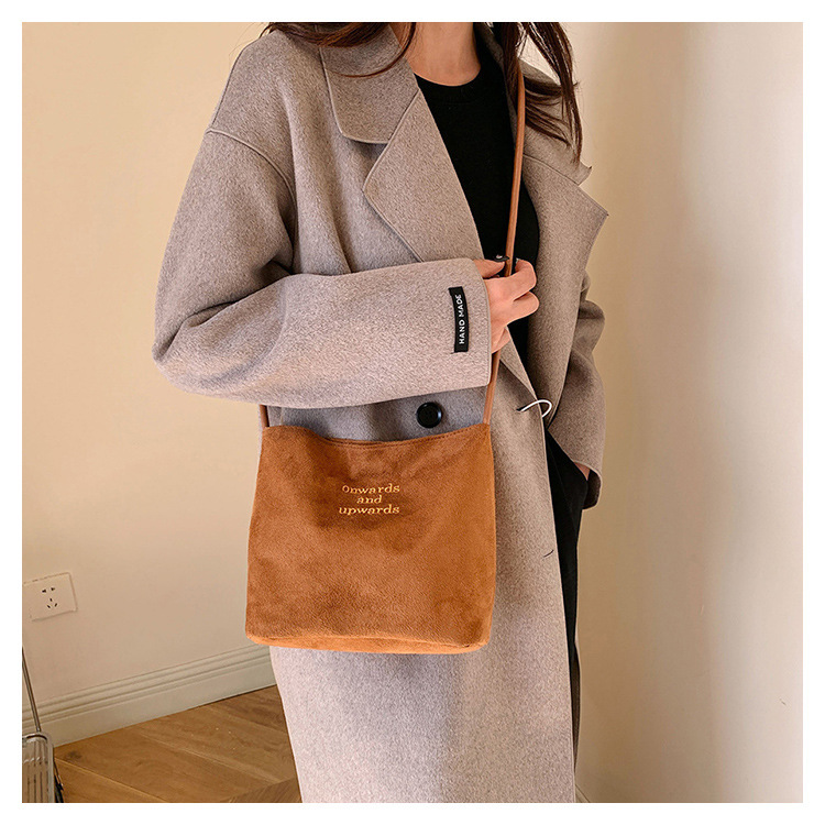 High-End Matte Women's Bag 2024 New Model Lightweight Texture Autumn and Winter Versatile Niche Design Fashionable Shoulder Crossbody Bag