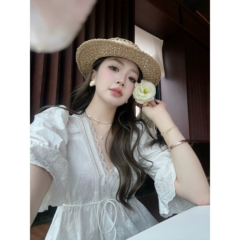 French-style white lace-up V-neck shirt for women, summer pure and elegant, loose-fitting, slimming, with three-quarter puff sleeves French-style white lace-up V-neck shirt for women, summer pure and elegant, loose-fitting, slimming, with three-quarter puff sleeves