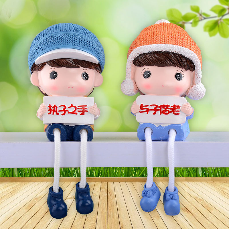 创意树脂工艺品家居摆件抱字牌搁板吊脚娃娃卧室书房情人节礼品