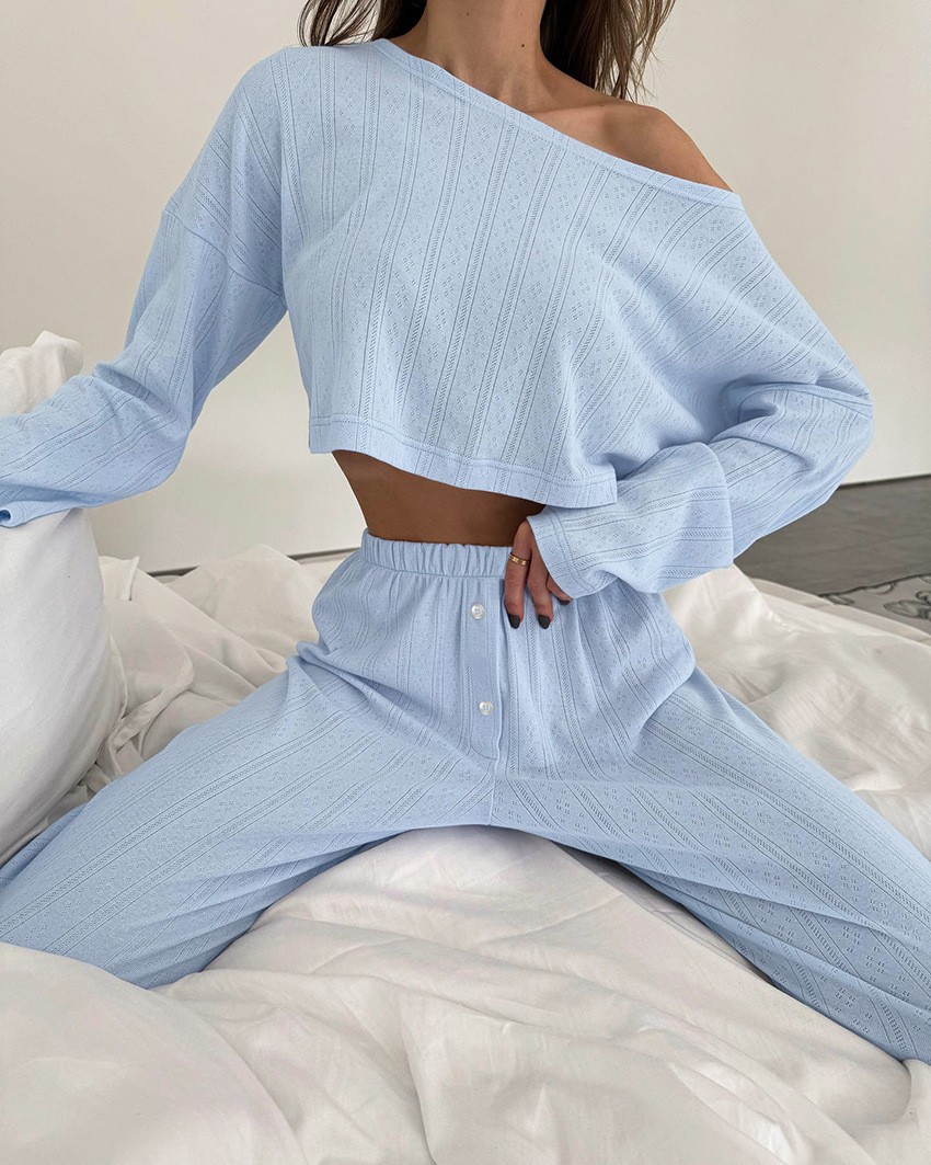 Ensemble pyjama femme composé d'un haut court à manches longues en maille unie et d'un pantalon large._voghion.com