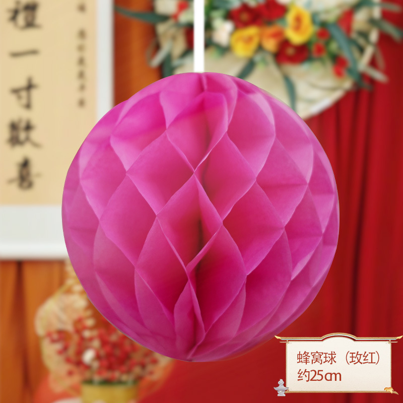 El primer aniversario del bebé decora la escena de la linterna roja, columna de panal, accesorios ceremoniales chinos.