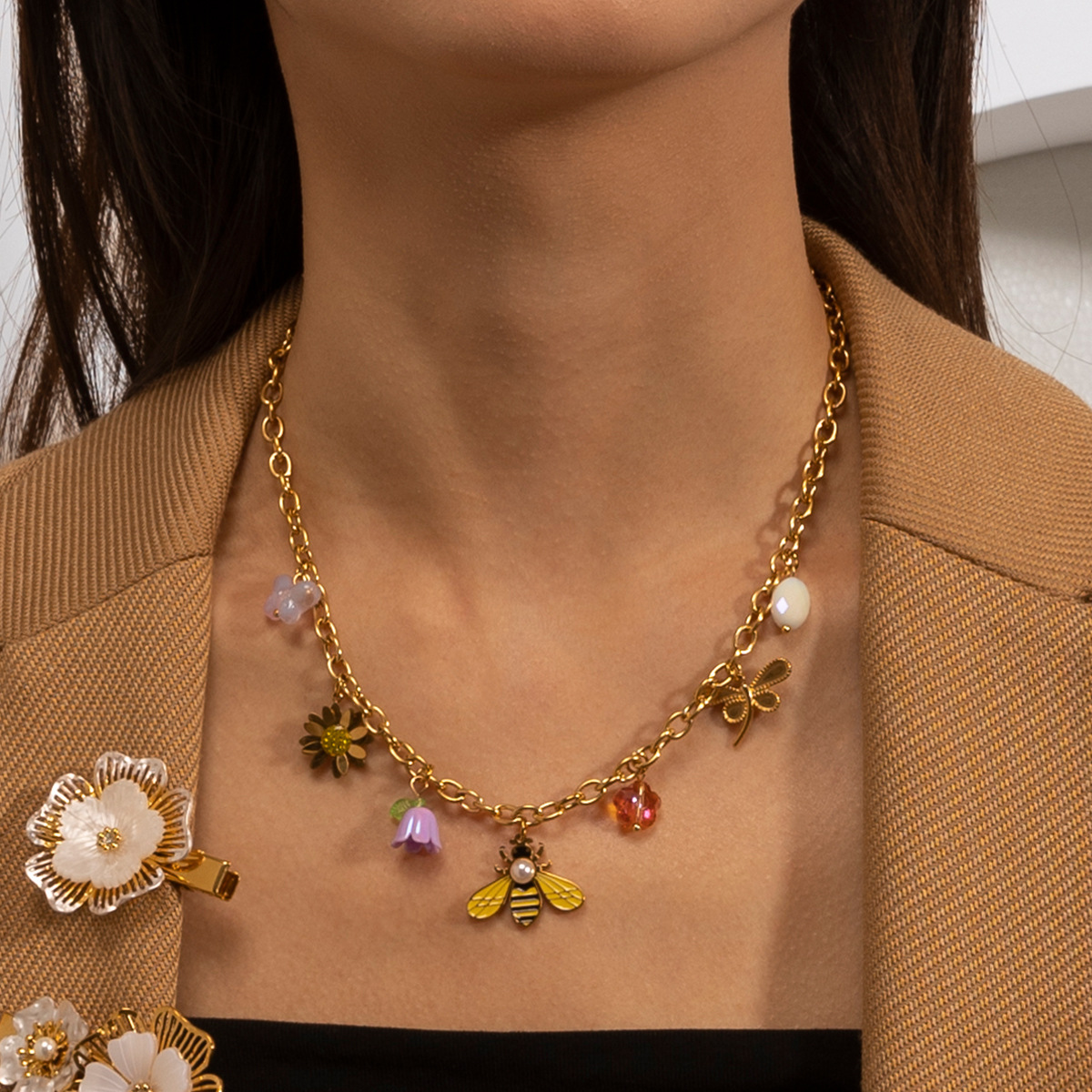 Collar de acero inoxidable TINA Europa y América de lujo ligero nicho abeja collar de otoño y invierno collar de acero de titanio sin decoloración cadena de clavícula
