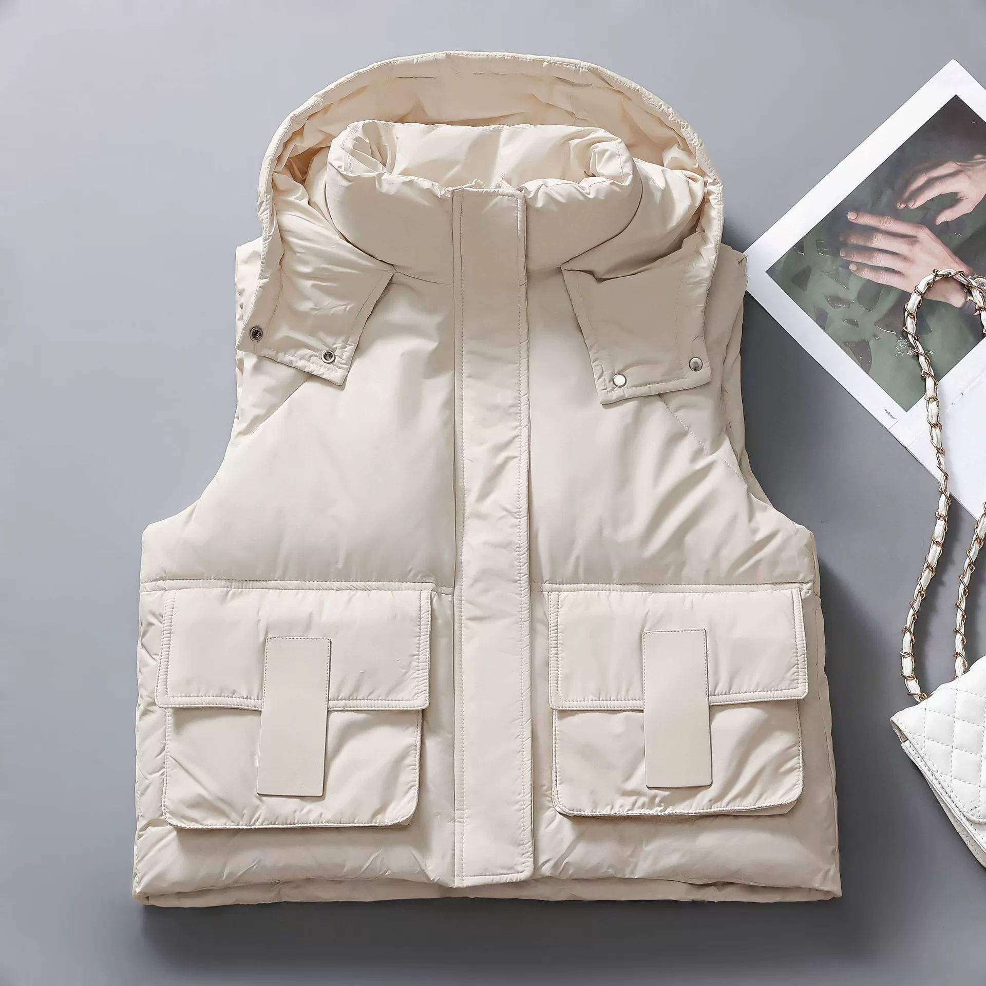 Короткий жилет 2024 с капюшоном для женщин корейской осенью и зимой новый свободный большой размер