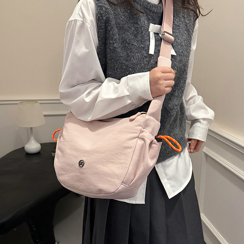 クロスボディバッグ韓国スタイルソリッドカラーカジュアル多用途ショルダーバッグニッチデザインファッショナブルな質感通勤大容量バッグ女性用|undefined