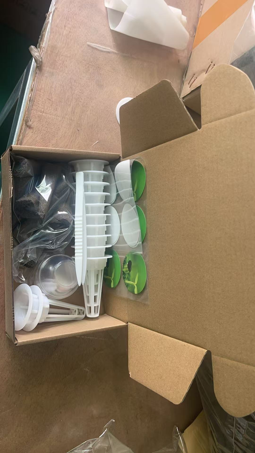 사각 식재 면 12개 + 화분바구니 12개 + 묘목커버 12개 + 차양스티커 20개 + 핀셋 1개 (비행기 상자에 포장)