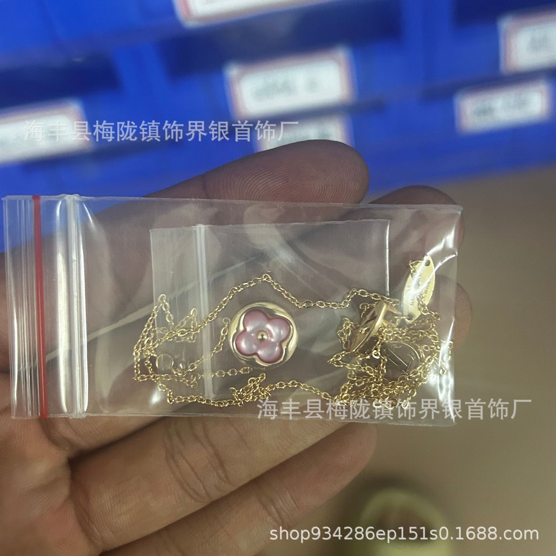 Donkey Familyの新作高級版四つ葉のクローバー五花ブレスレット、女性用18金メッキ、オールドフラワーパウダーシェルネックレス、アマゾナイトイヤリング