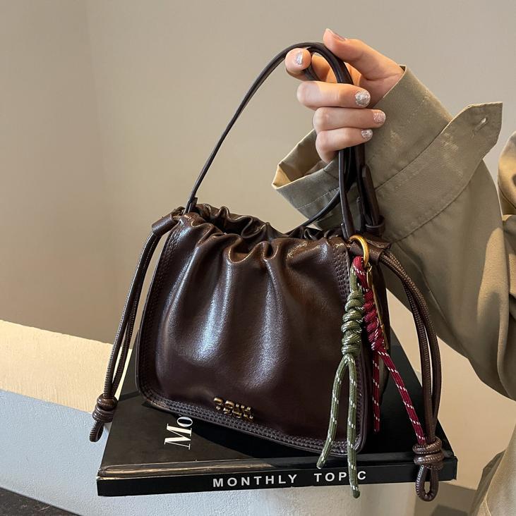 Este año, la popular explosión de pliegues de la bolsa pequeña para mujeres 2024 nuevo bolso de hombro retro universal bolso de viaje