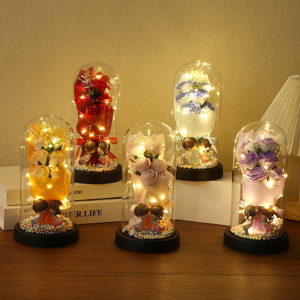 新款玻璃罩永生玫瑰花 节日送礼发光摆件 情侣亲吻玩偶装饰道具