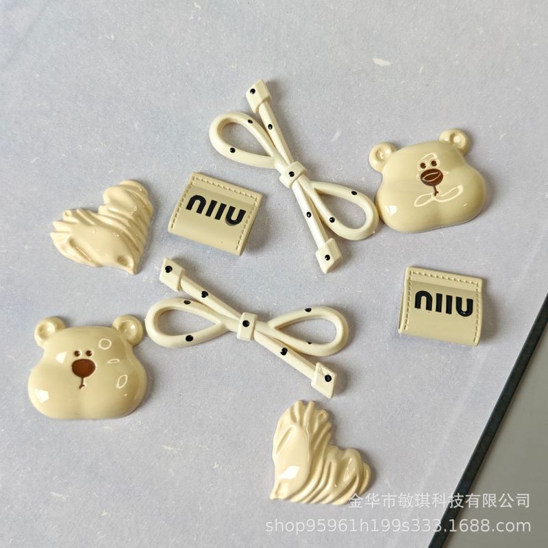 米白色饰品发饰洞洞鞋鞋花配件立体公仔小熊树脂diy材料潮流批发|undefined