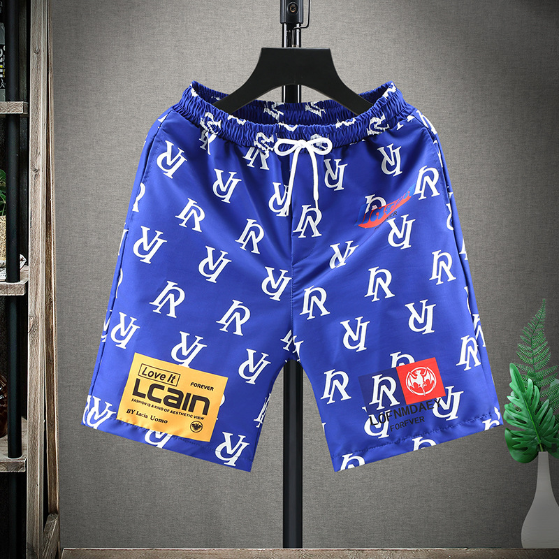 À la mode pour les hommes portent des pantalons de sport décontractés de marque de mode, vêtements de plage, beaux shorts tendance_voghion.com