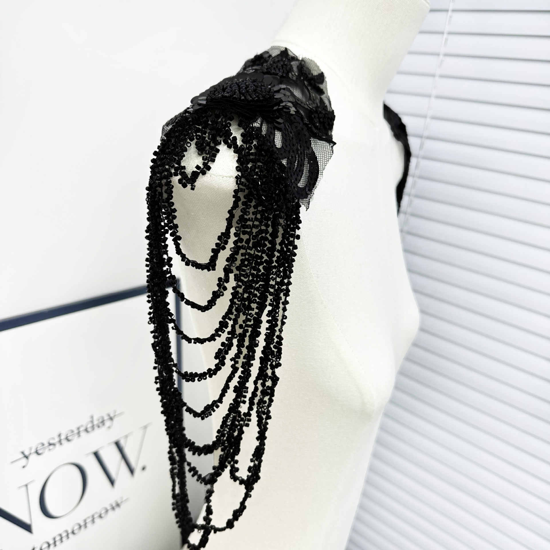 Clavos pesados de estilo europeo y americano con perlas de bordado de perlas negras vestido de hombro cadena esclava de escenario accesorios de decoración