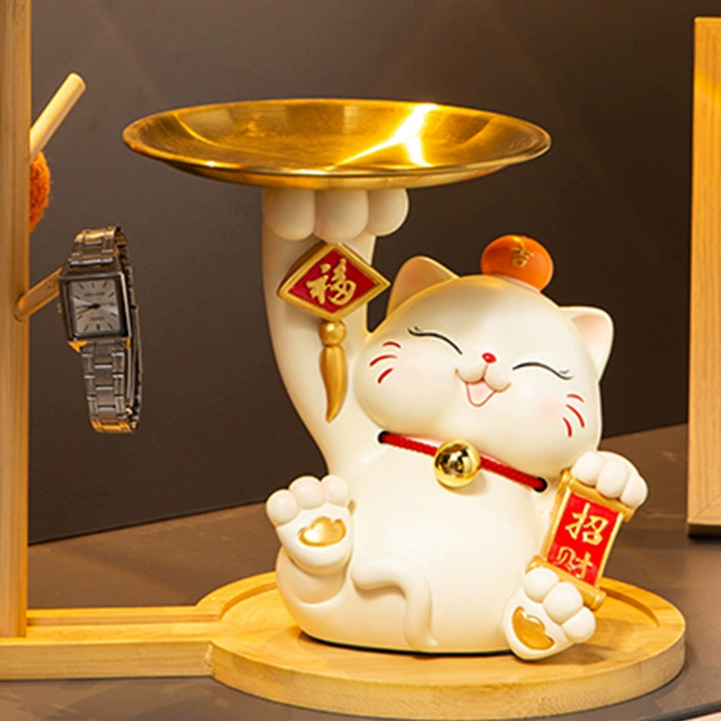 Увлеченные кошки кладут конфеты в тарелки на стойке регистрации отеля.