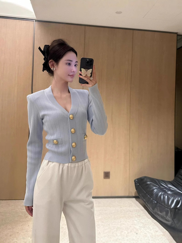 巴曼轻奢小香风金狮扣修身显瘦气质V领针织开衫名媛千金风小外套|undefined