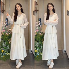 米白吊带连衣裙子女夏季2025新款温柔风气质绝美穿搭海边度假长裙