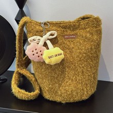 毛呢水桶包女斜挎黄果树毛绒包包秋冬复古高级感通勤女士单肩包