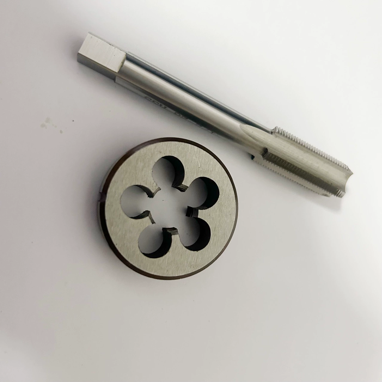 Набор американских резьбонарезных инструментов: метчик + плашка