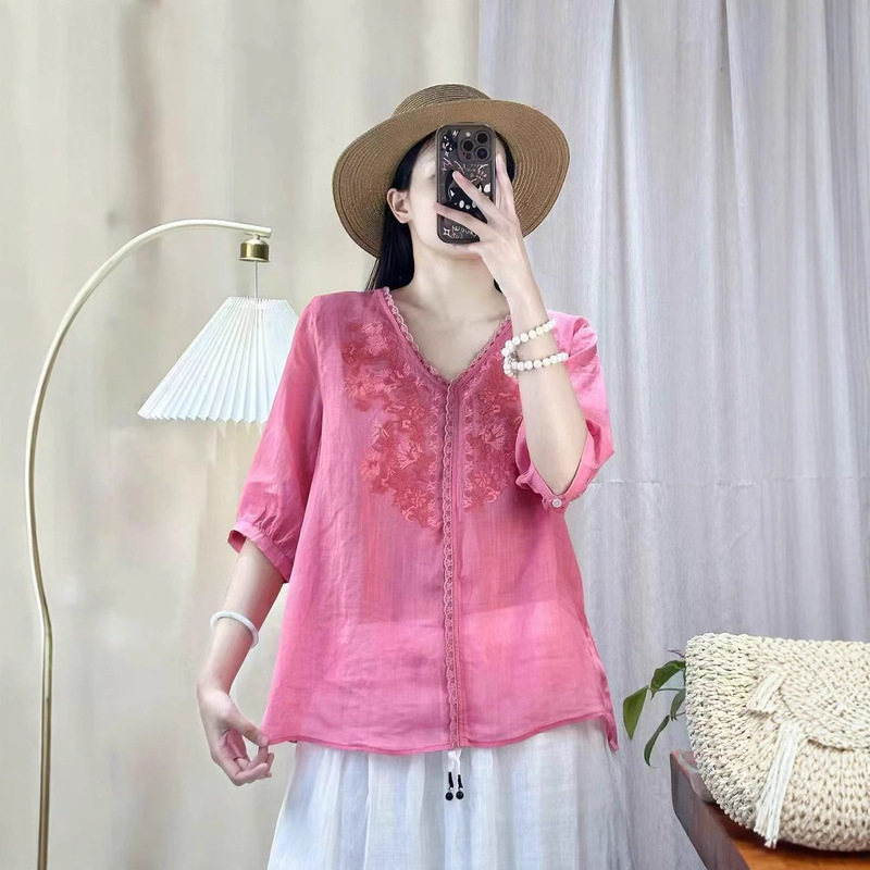 2025 New Summer Style Spliced ​​Lace V-Neck Embroidered All-Enclosed T-Shirt Light and Artistic Pullover Loose Top