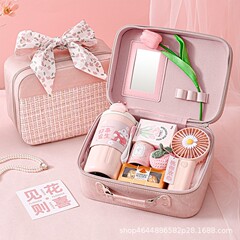 お土産の女性の誕生日プレゼントです。