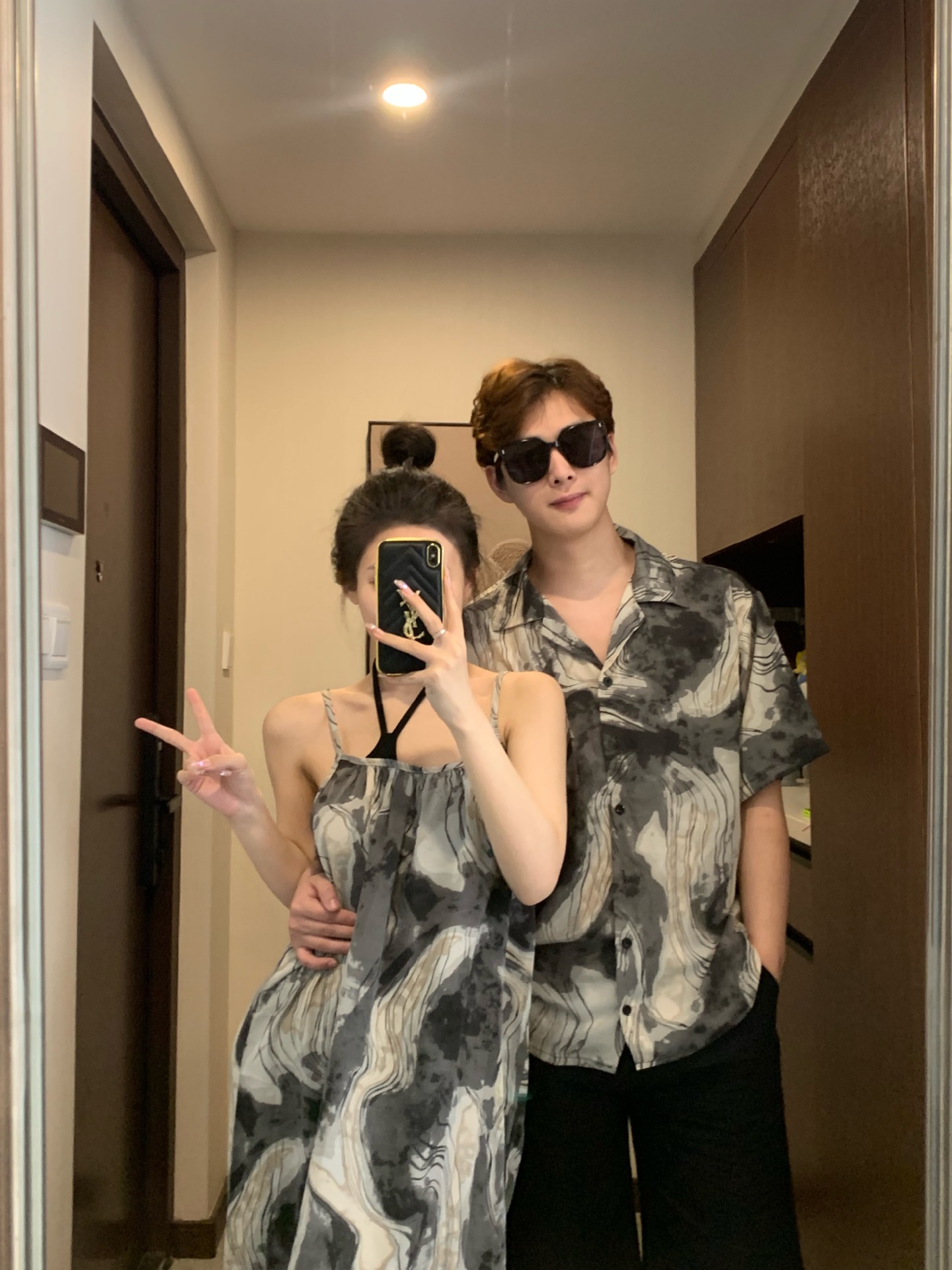 커플 의상 여름 2023 새로운 휴가 해변 복장 짧은 소매 셔츠 가짜 투피스 원피스