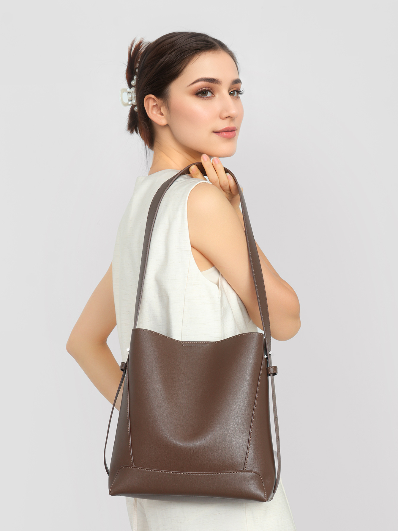 バッグファッションクロスボディバッグニッチデザインシニアセンスショルダーバッグレディースファッションポータブルバケットバッグ通勤レディースバッグ