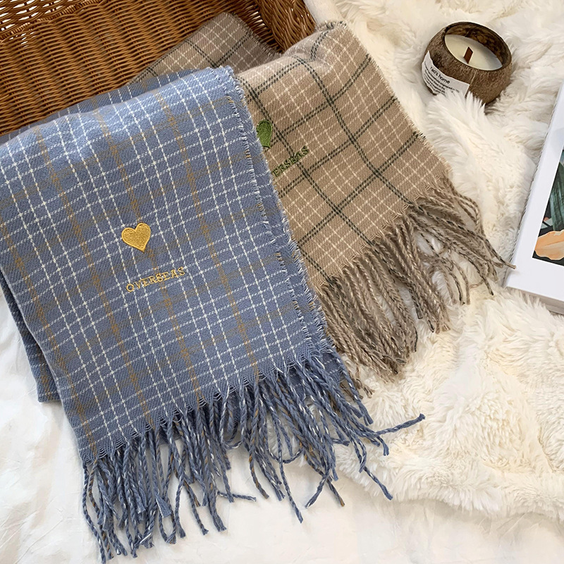 Bufandas de invierno femeninas de alta calidad 2025 nuevo estilo coreano de bordado universal amor retro bufandas a cuadros al por mayor