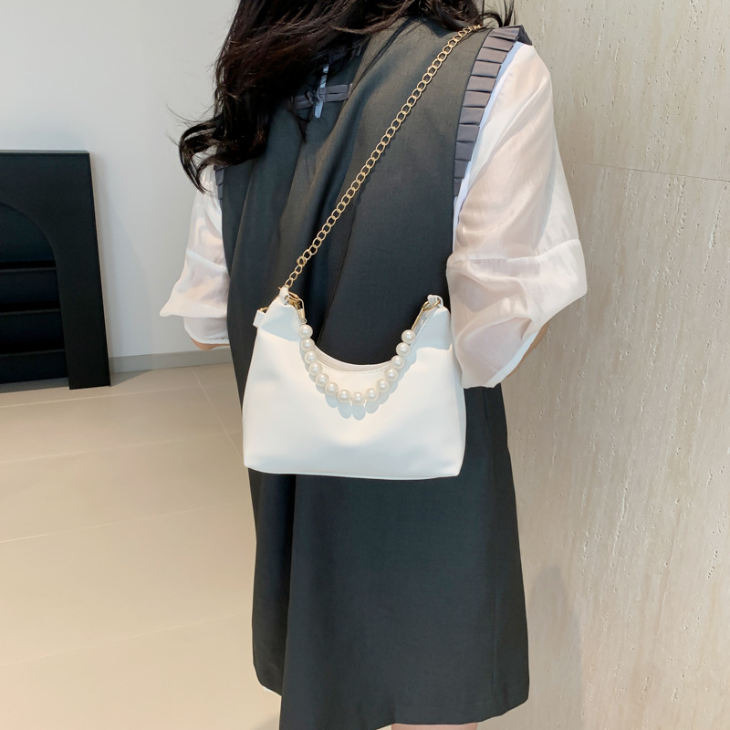 틈새 디자인 작은 가방 여성의 2024 새로운 유행 봄과 여름 패션 올 매치 진주 손 어깨 체인 크로스 백
