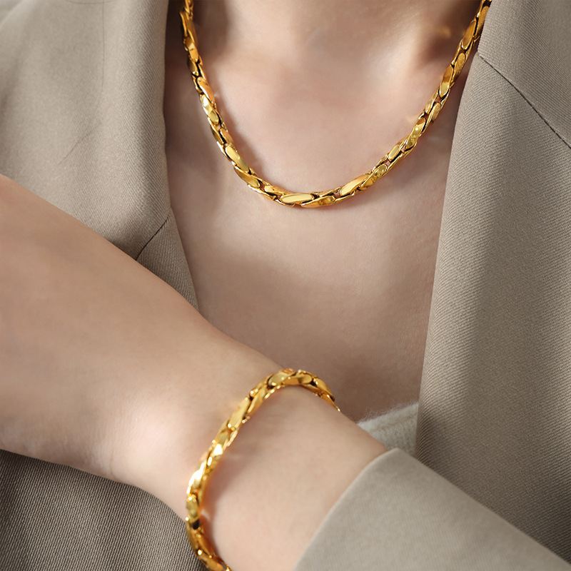 Barroco Cadena de clavícula titanio acero 18K oro reina madre collar luz lujo nicho punk pulsera versátil temperamento joyería