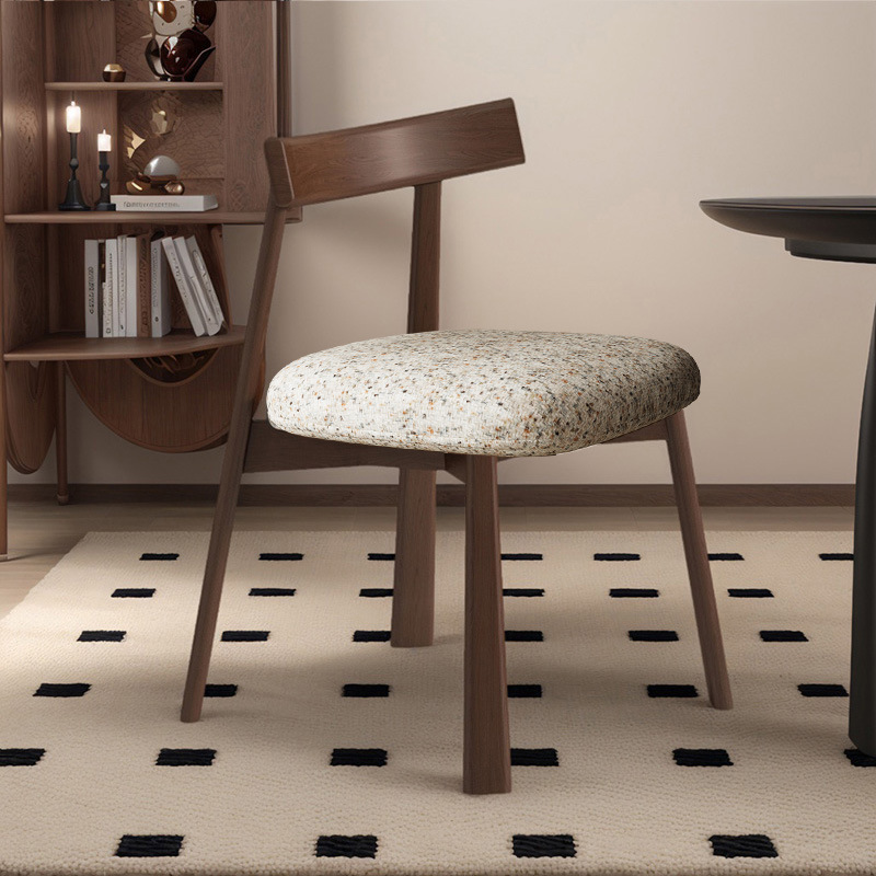 Silla de comedor de madera maciza nórdica, tela de lino y algodón para el hogar, estilo retro, silla trasera de cuero de microfibra, mesa y silla de comedor de hotel, taburete