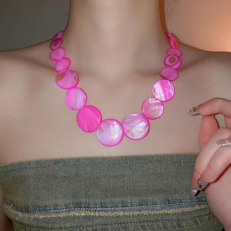 Collar de concha de alta gama para mujer de verano, estilo de vacaciones, cadena de clavícula simple y de moda, joyería de todo fósforo de nicho literario al por mayor