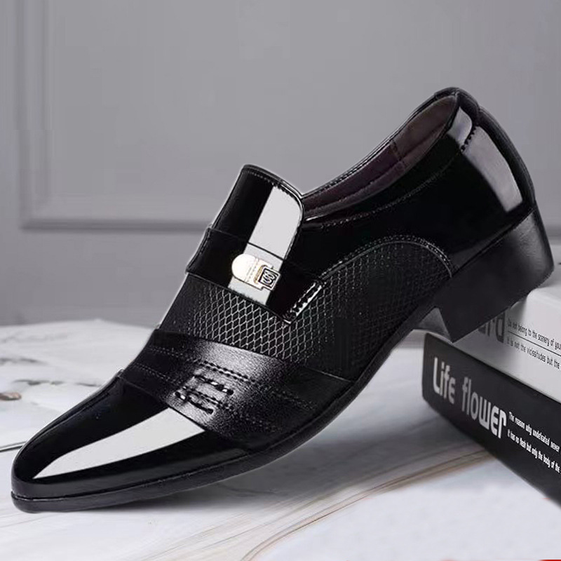 2025 nuevos zapatos de hombre transfronterizos zapatos de cuero brillantes zapatos casuales de hombre zapatos de negocios zapatos de metal grandes zapatos versátiles