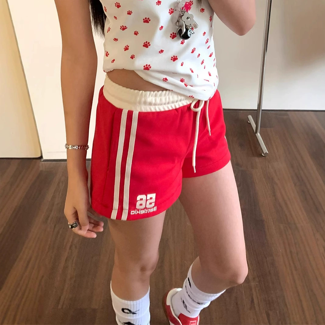 Американские красные повседневные шорты для женщин, летние спортивные брюки с низкой талией для горячих девушек, дизайнерские брюки с эластичной резинкой на талии, трехточечные брюки для фитнеса