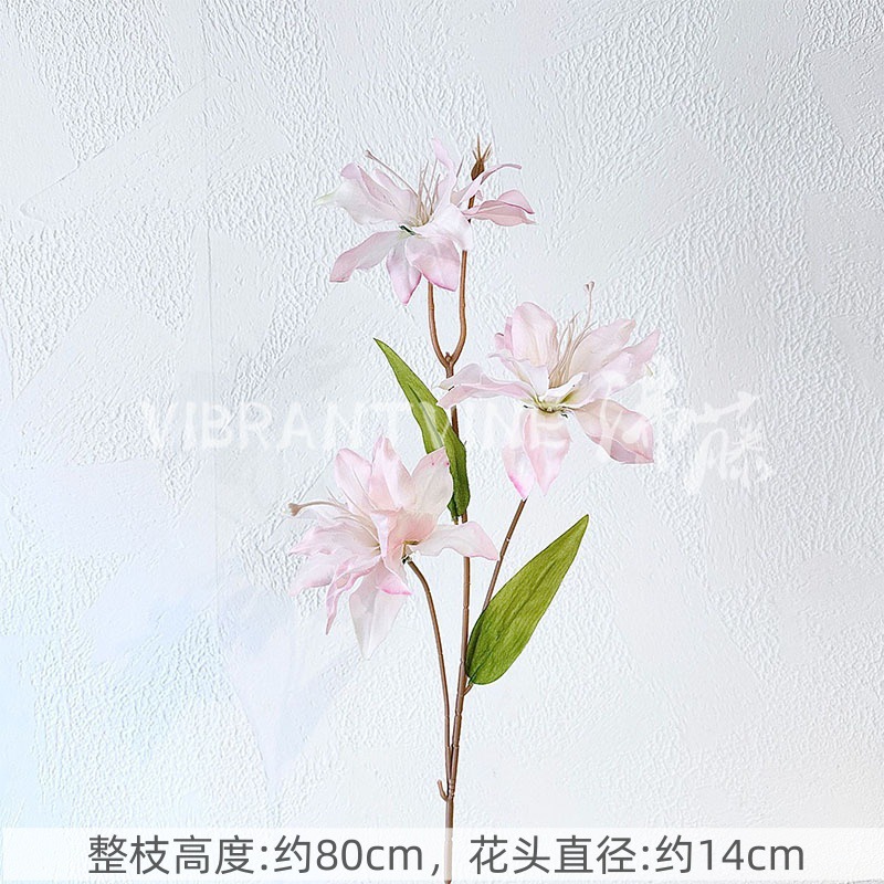 ピンク系のシミュレーション花の結婚式場は造景の偽の花の背景の壁を配置して花の天井の花の路を飾って生け花の娟花を導いています。