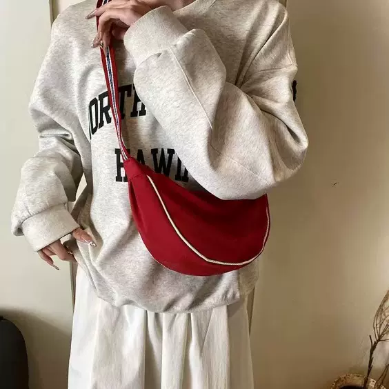 2025新款简约女士斜挎包日常通勤百搭饺子包设计单肩包休闲百搭