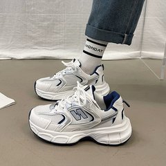 お父さんの靴の女性の2025夏の新型のファッションは軽くて厚い底の小さい白い靴のネットの顔の通気性の韓国版のレジャーの運動靴です。