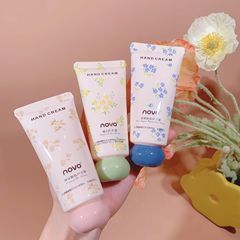 Novoハンドクリームは自然に潤いを与えて水を補給して保湿します。
