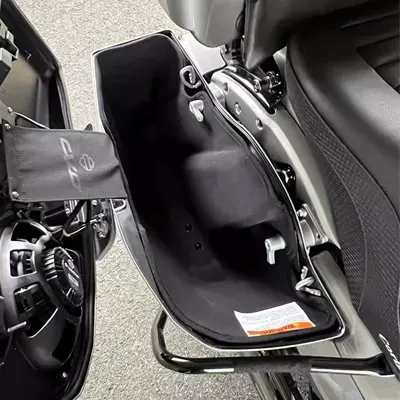 Cvo121 Road Street Cruising Motorcycle: Motorcycle trunk