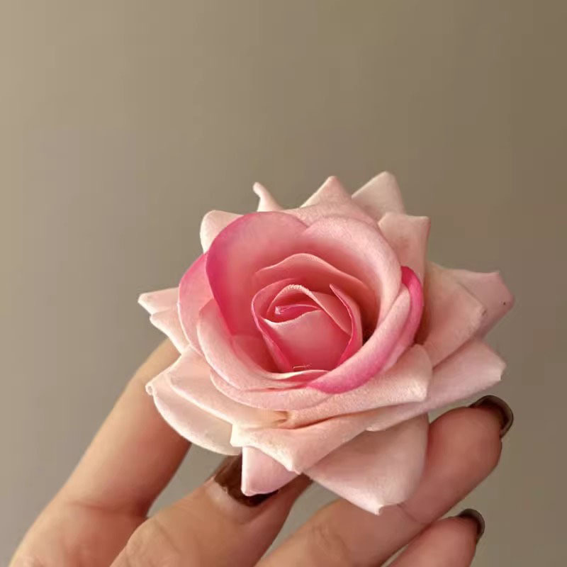 乾燥したバラはフランスの花を挟んで髪を挟みます。|undefined