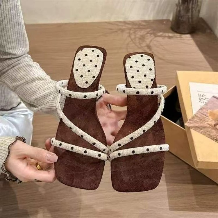 Explosión de estilo francés 2026 nuevo verano de una línea de sandálias de mujer tacones gruesos de moda casual zapatillas de dedos desnudos mujeres