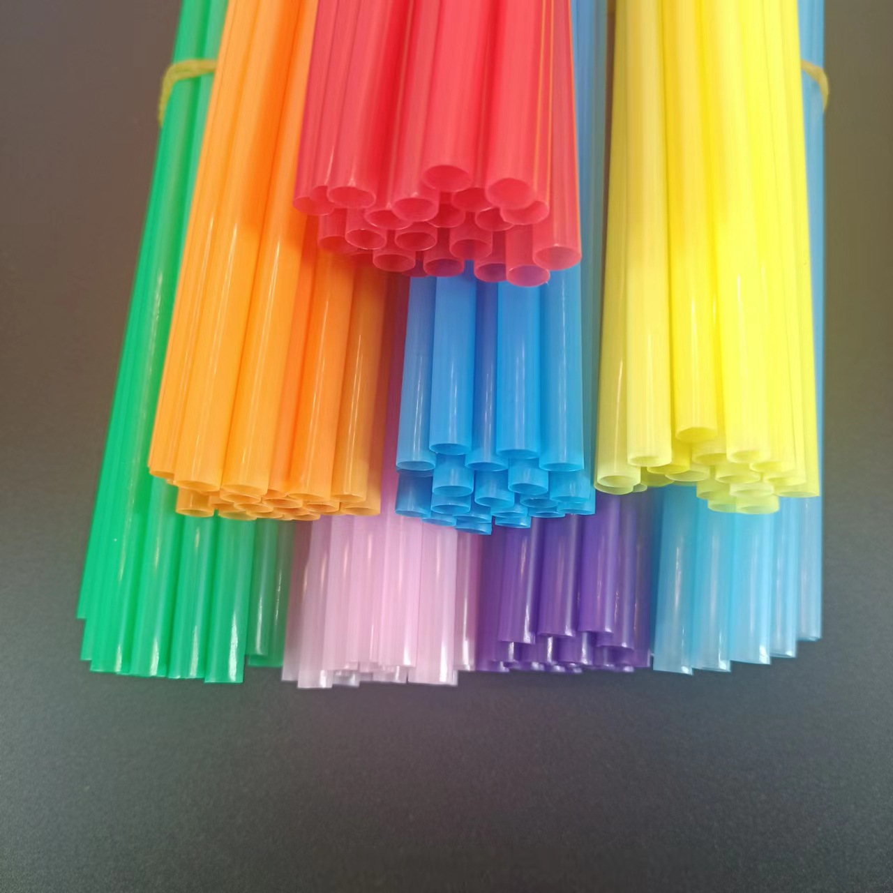Paja de plástico desechable transfronteriza 6*260mm tubo recto PP niños hechos a mano material de bricolaje decoración de cóctel 12 colores