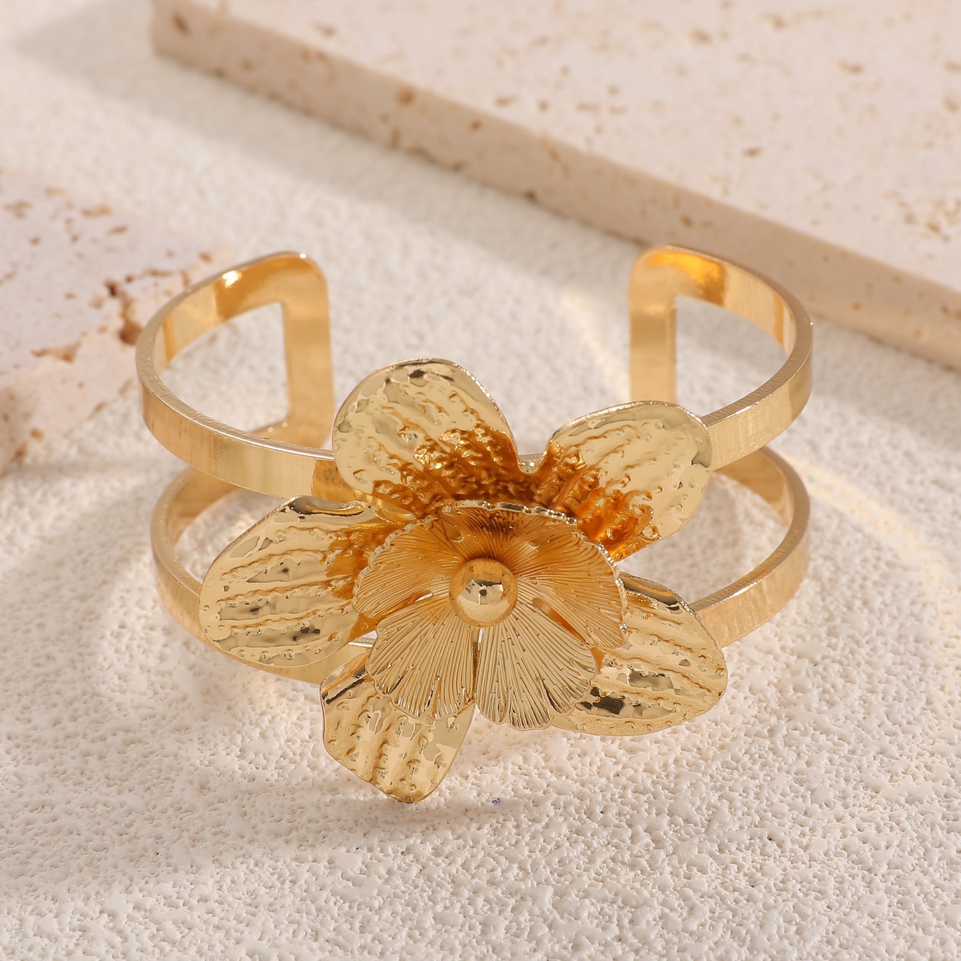 Europa y los Estados Unidos oro galvanizado imitación de frita abertura pulsera temperamento pulsera de moda transfronteriza lujo ligero alta sensación de joyas al por mayor