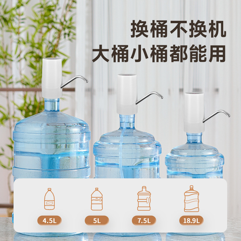バケツに水を入れる揚水器の電気ポンプの自動浄水器の純水タンクを押して水を汲みます。|undefined