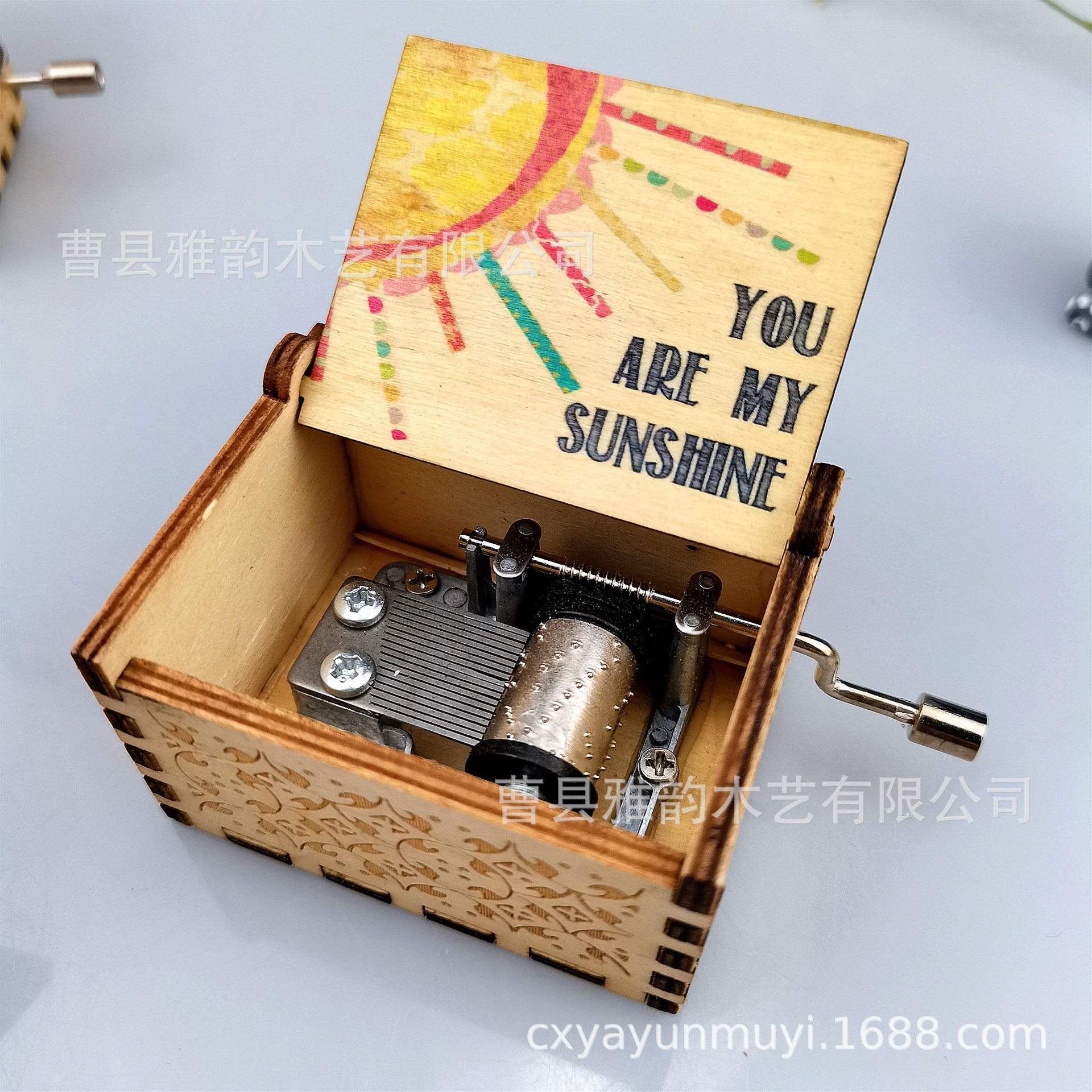 El modelo caliente de suministro transfronterizo Eres mi sol caja de música de madera manivela clásica tallada caja de música se puede configurar