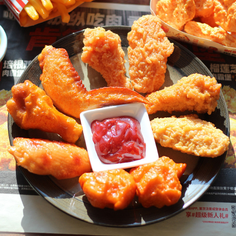 Venta al por mayor de fábrica de modelos de comida realistas: papas fritas, muslos de pollo, alas, garras de cangrejo estilo Orleans, modelos de comida frita, accesorios realistas de alta calidad.