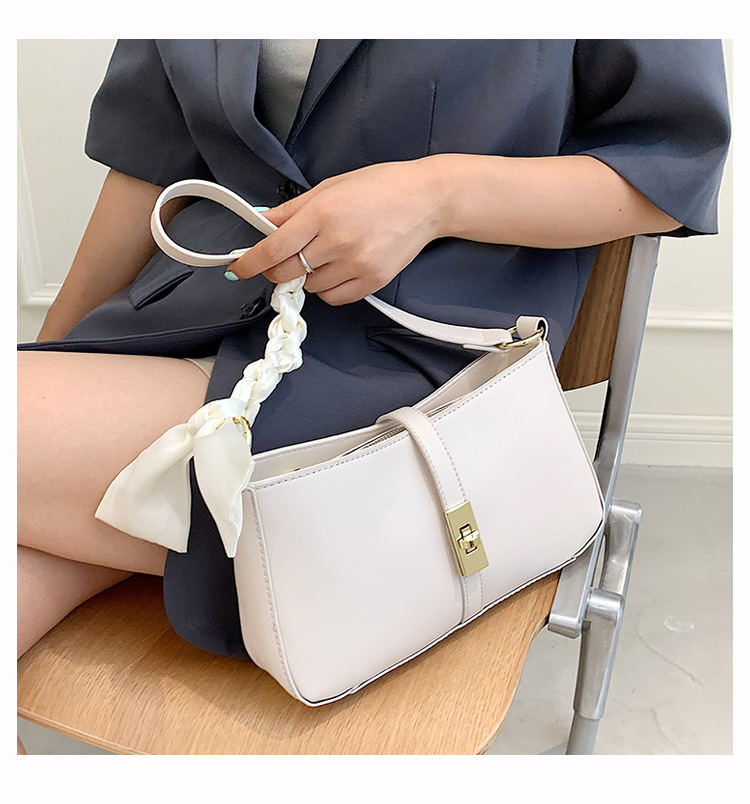 Conception D'été Sac De 2021 Nouvelles Femmes De Mode D'été Simplicité Soie Écharpe Messenger Sac Portable Plissée Petit Sac Carré display picture 6