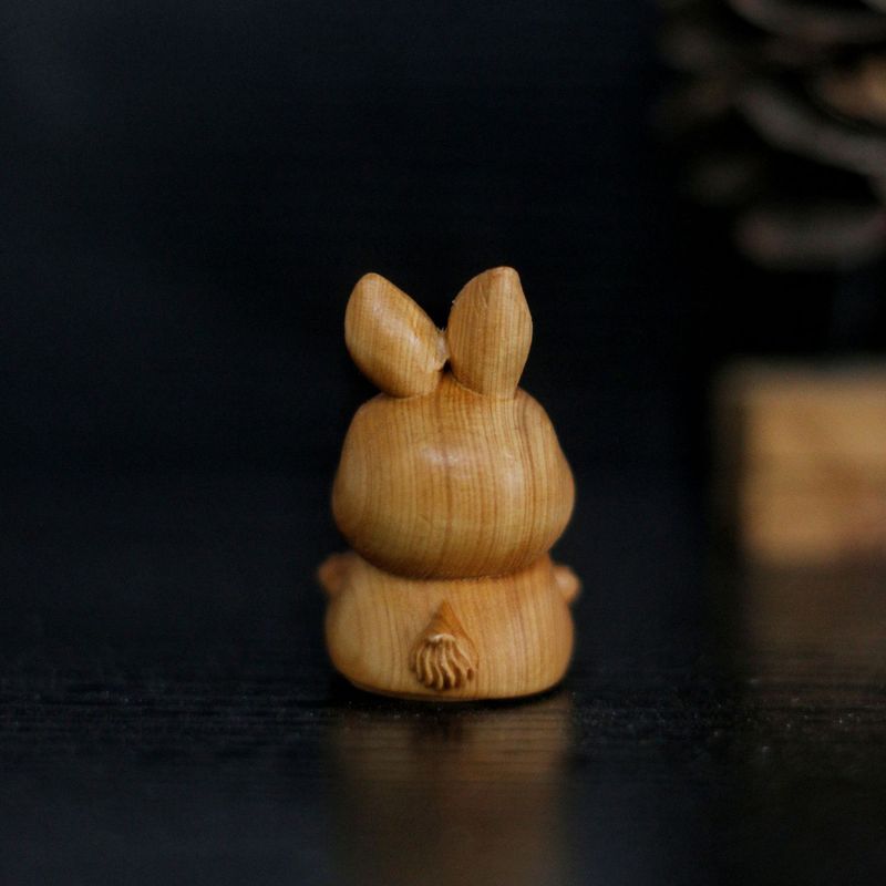 崖の柏の木の彫刻のかわいい動物の手の件の福のウサギの木製の工芸品の置物の自動車のカバンのペンダント|undefined