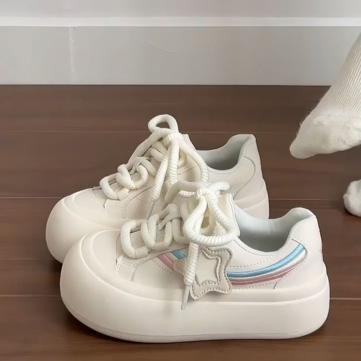 Modas coreanas de nicho zapatos de skate para mujeres 2025 primavera sensación de diseño de zapatos blancos en la moda zapatos de estrellas casuales