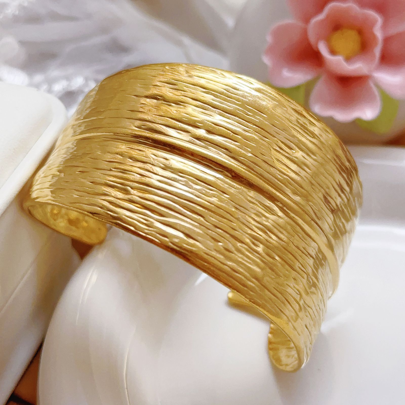 Diseño de nicho retro exagerado industrial pesado relieve tridimensional textura dorada irregular abertura brazalete de anillo para mujeres