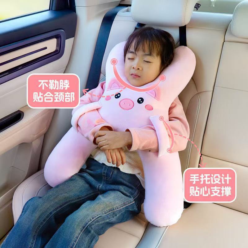 車の上で枕を抱いて子供の車の上で後列に寝ます。|undefined