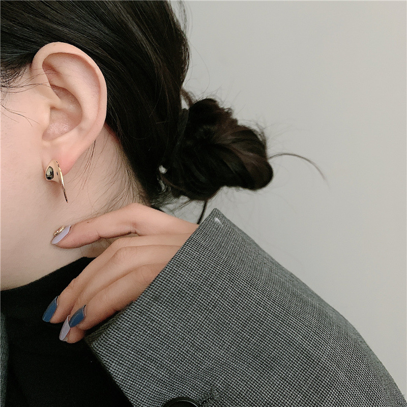 Fashion Metal Irregular Disc Earrings Wholesale display picture 5